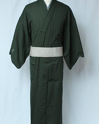 綿100％の糸をジャガード織機でからみ織に仕上げました。カーキ色の無地染めを施して、メンズとしては本格的でおしゃれな逸品です。