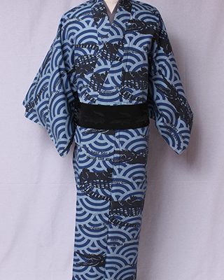 古典文様にモダンな絵をアレンジしたシリーズ。「青海波」は雅楽衣裳を起源とする格式ある文様に笑うワニを合わせたウィットに富んだデザイン。