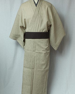 綿100％の糸を先に染めて、縦糸として縞模様で成形し、ジャガード織機で縞模様を織り上げました。ベージュにピンストライプで軽い印象です。