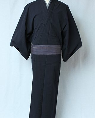 カジュアルなきものの中で、あるようで無かった無地のきもの。洋服の普段着感覚で着ることを考えました。素材は着やすい綿ちりめんを使用。