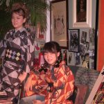 京都のレンタル着物京呉館で着物をレンタルしてくださったお客様。お二人で色違いの双子コーデで京都を街歩き。モダンなおしゃれな柄だからこそ双子コーデもおしゃれに決まります。