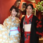 京都のレンタル着物京呉館でレンタル着物をご利用くださったお客様写真。レトロなお着物と猫柄のかわいいお着物を選んでお出かけ。帯締めやアクセサリーでおしゃれに着こなしてくださいました。